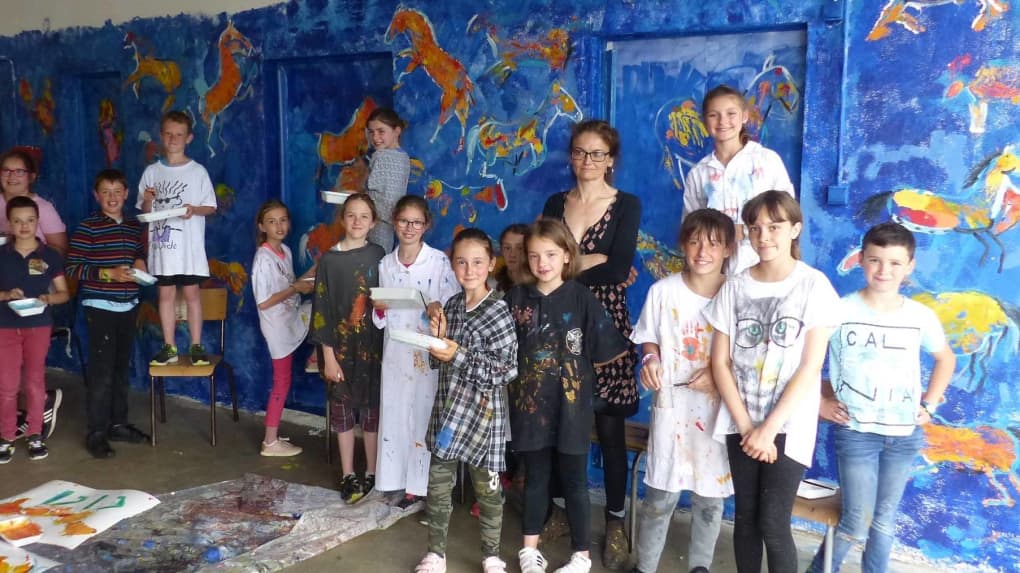Liska Llorca a montré aux élèves comment libérer le mouvement des chevaux dans cette fresque - © Photo NR
