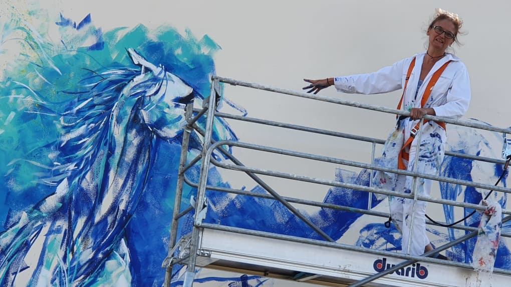 Après trois jours d’une performance artistique très physique, l’artiste plasticienne Liska Llorca doit terminer sa fresque équine ce vendredi midi sur la citerne de Coulanges, au pied du château d’eau.