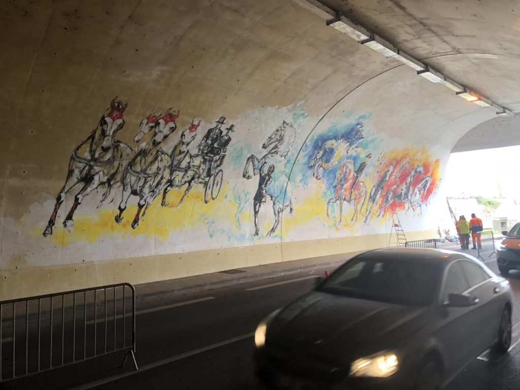 LiSKa LLoRCa a terminé en une semaine la réalisation d’une fresque équestre dans le tunnel de la rue Jean-Paul-Hugot, à Saumur.